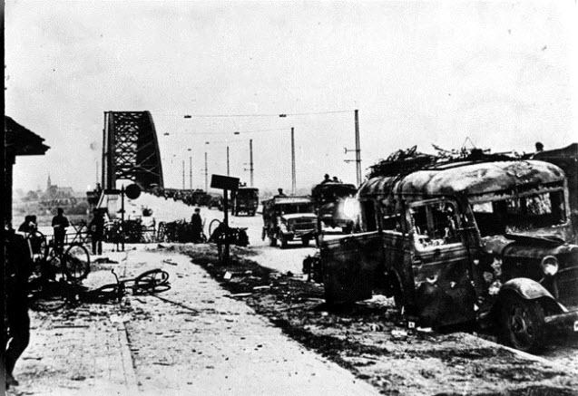 504th Parachute Infantry Regiment captures the bridges from the northern side